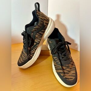 Vans Ultrarange Black and Tan Tiger Stripe Sneakers 🐯